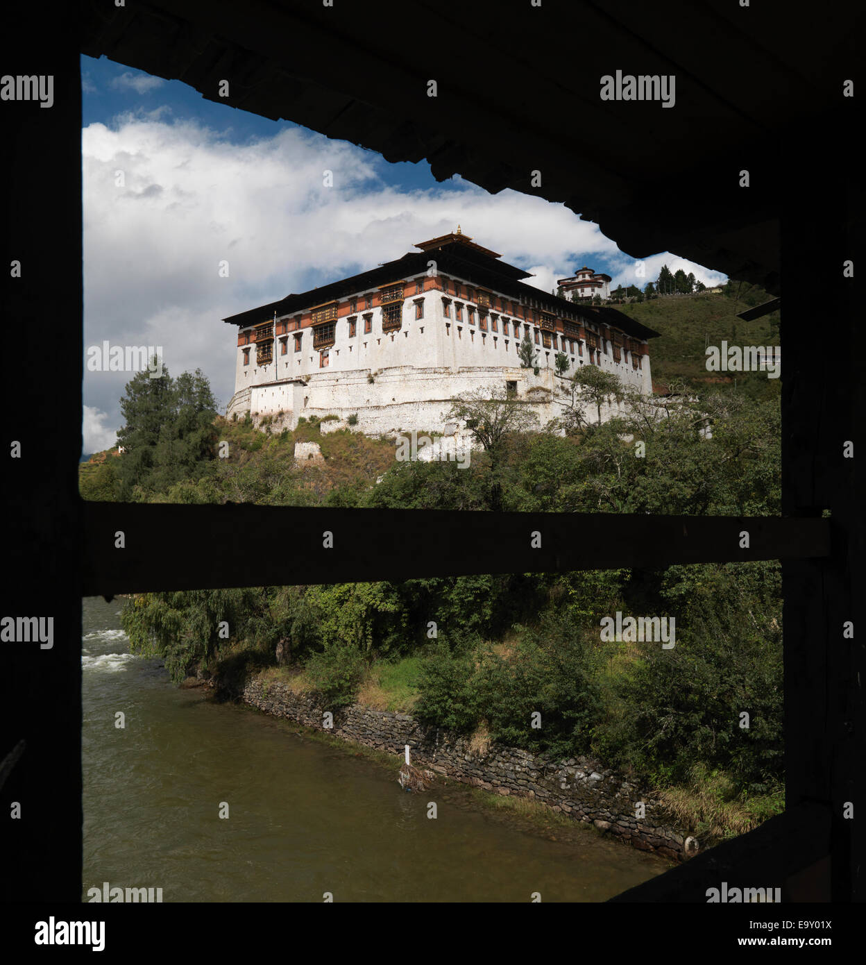 Rinpung Dzong betrachtet durch ein Fenster, Paro-Tal, Bezirk Paro, Bhutan Stockfoto