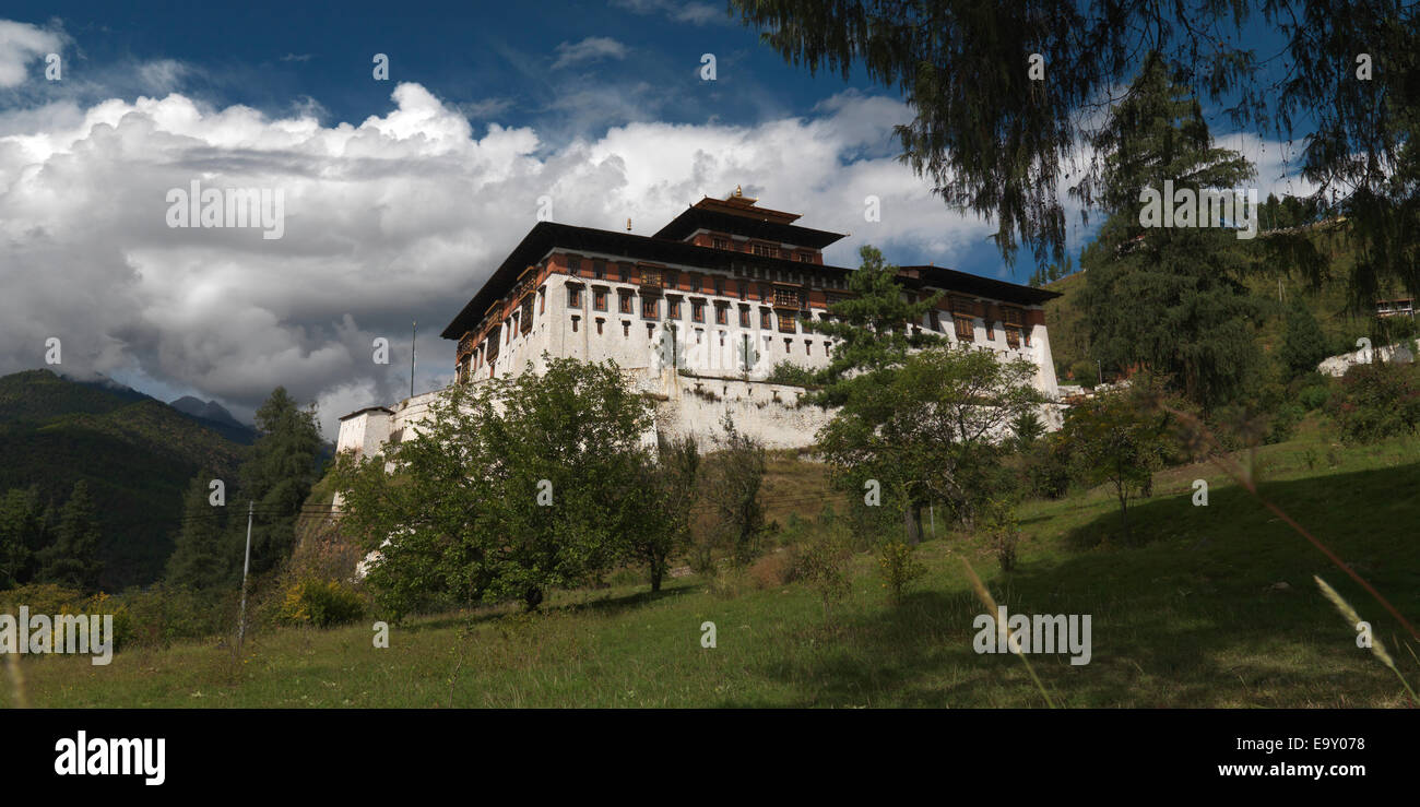 Niedrigen Winkel Blick auf eine Rinpung Dzong, Paro-Tal, Bezirk Paro, Bhutan Stockfoto