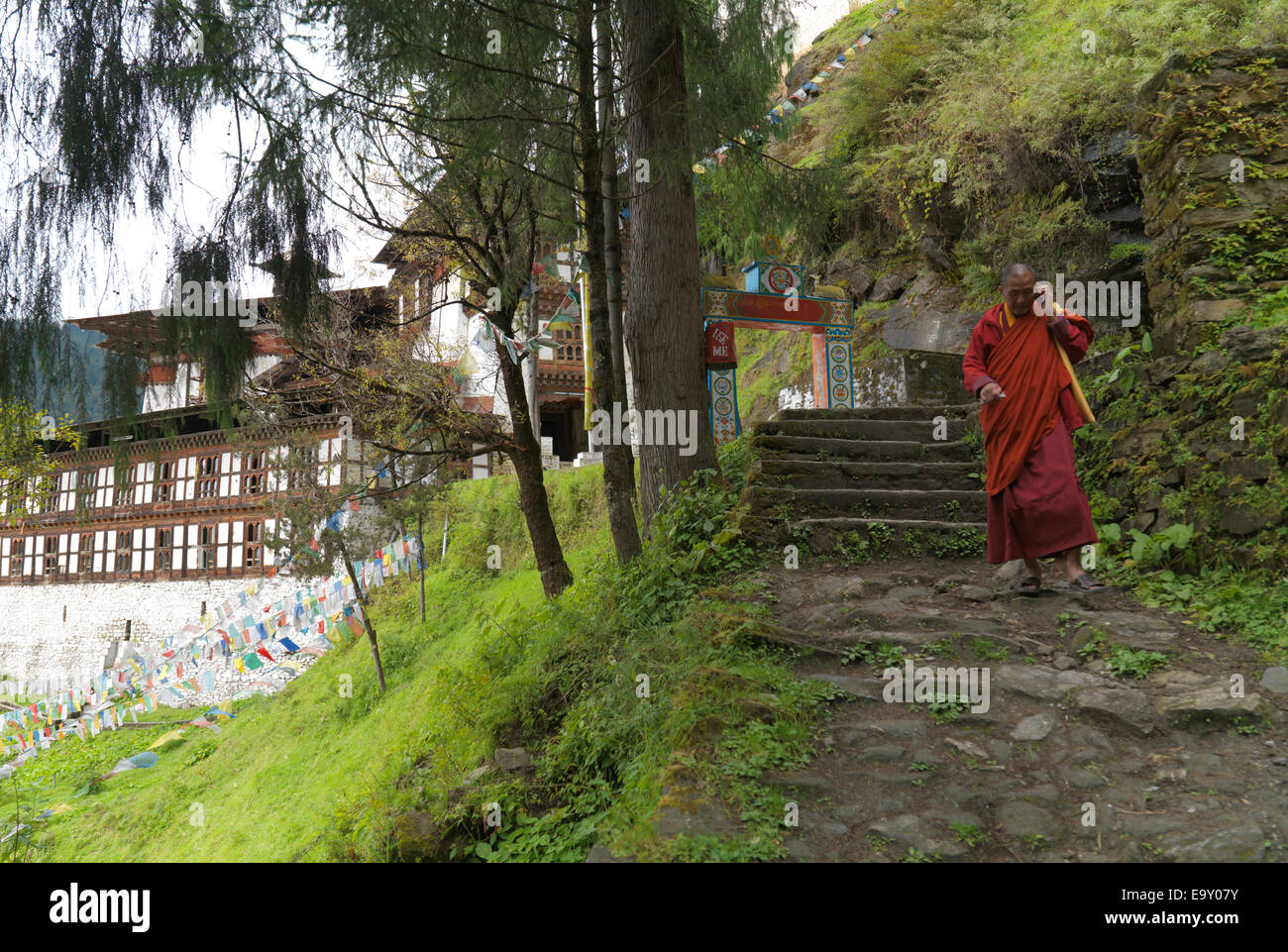 Mönch hinunter Treppe im Tango Kloster, Thimphu, Bhutan Stockfoto