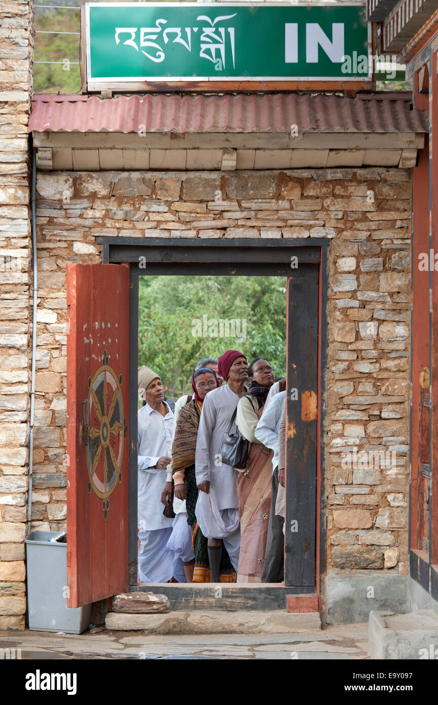 Menschen am Eingang des National Museum, Paro-Tal, Bezirk Paro, Bhutan Stockfoto