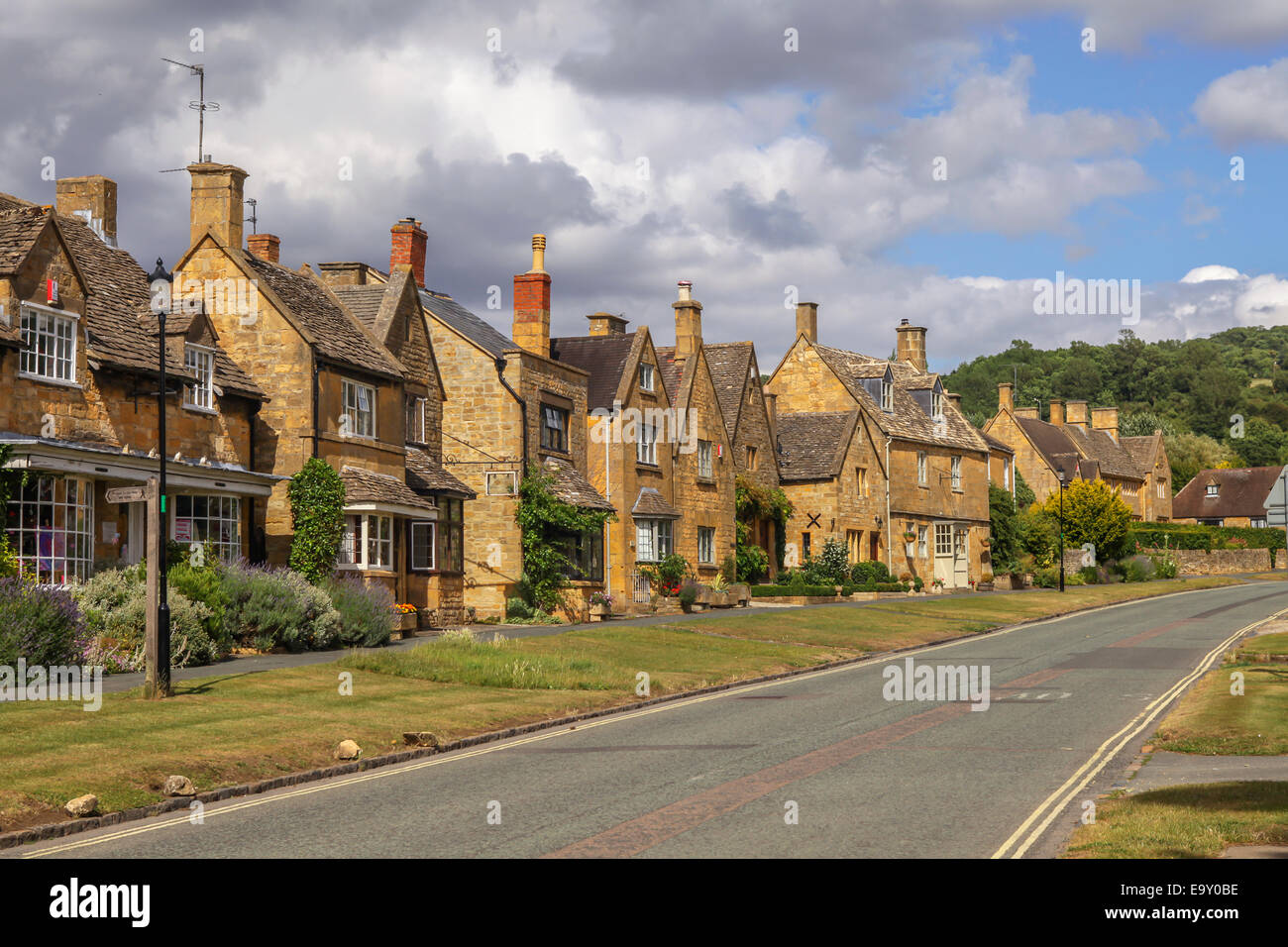 Straße mit hübschen Vintage Cottage-Häusern in Broadway, Cotswolds in Worcestershire, UK Stockfoto