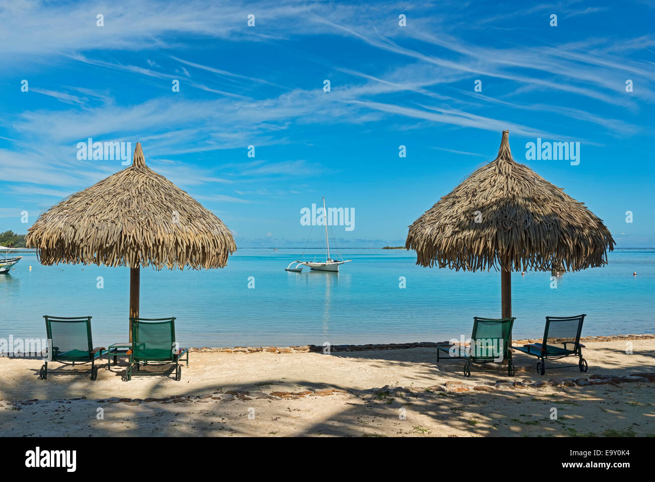 Sonnenschirme und Liegestühle am Strand, Moorea, Französisch Polynesien Stockfoto