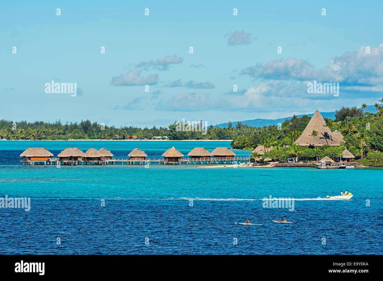 Wasserbungalows, Lagune, Bora Bora, Französisch-Polynesien Stockfoto