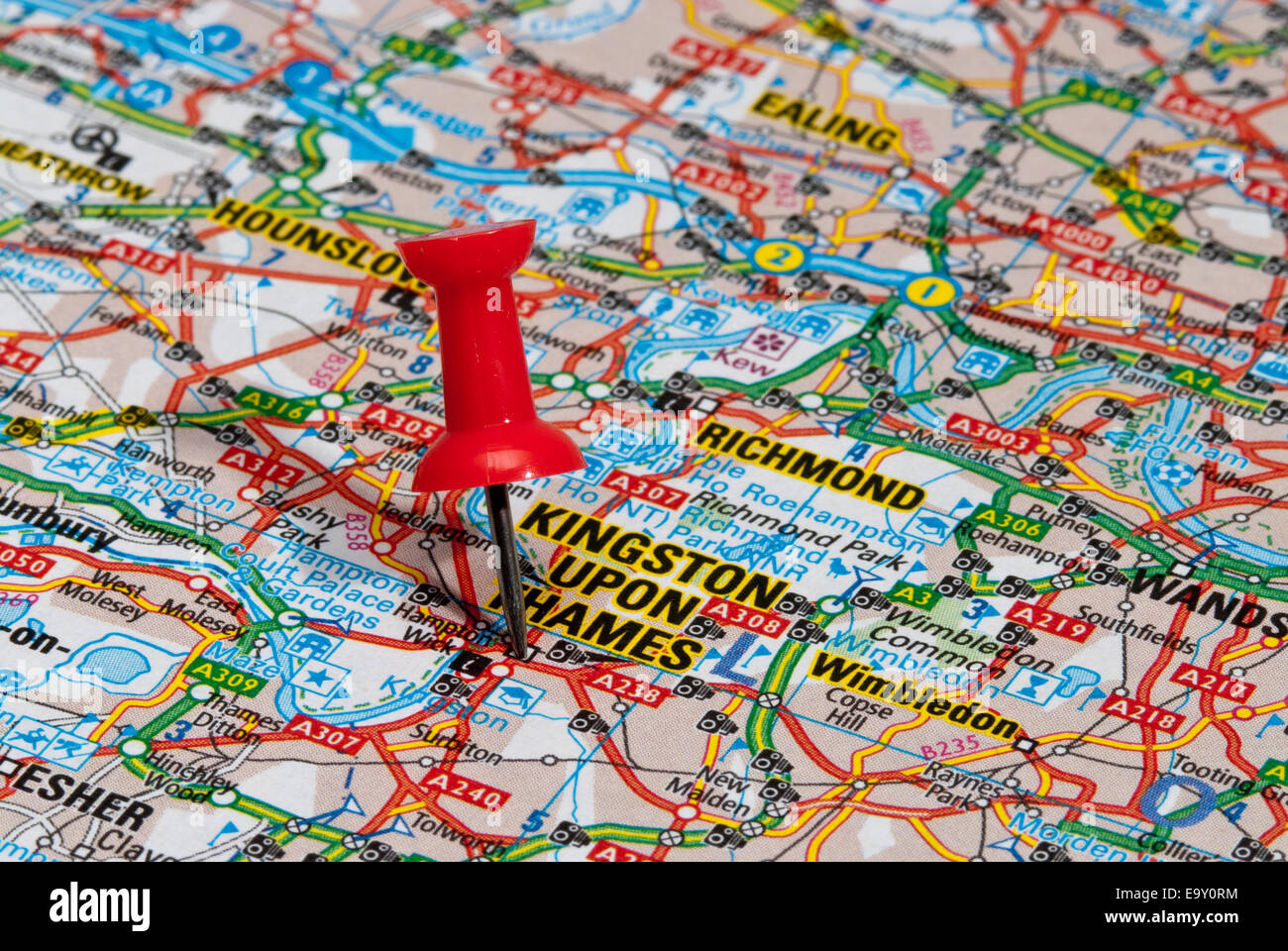 rote Karte Pin im Fahrplan auf Stadt Kingston upon Thames Stockfoto