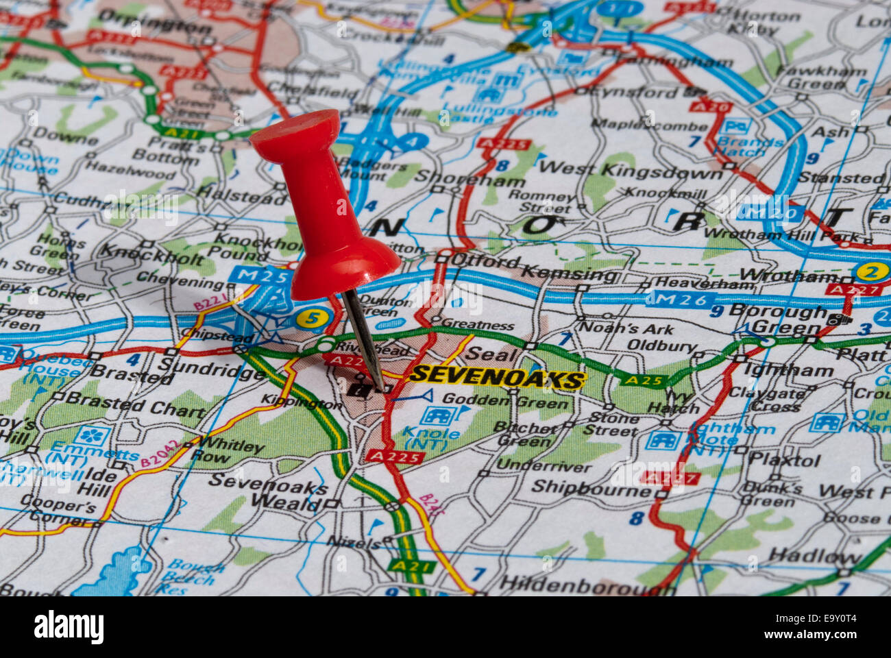 rote Karte Pin im Fahrplan auf der Stadt von Sevenoaks Stockfoto