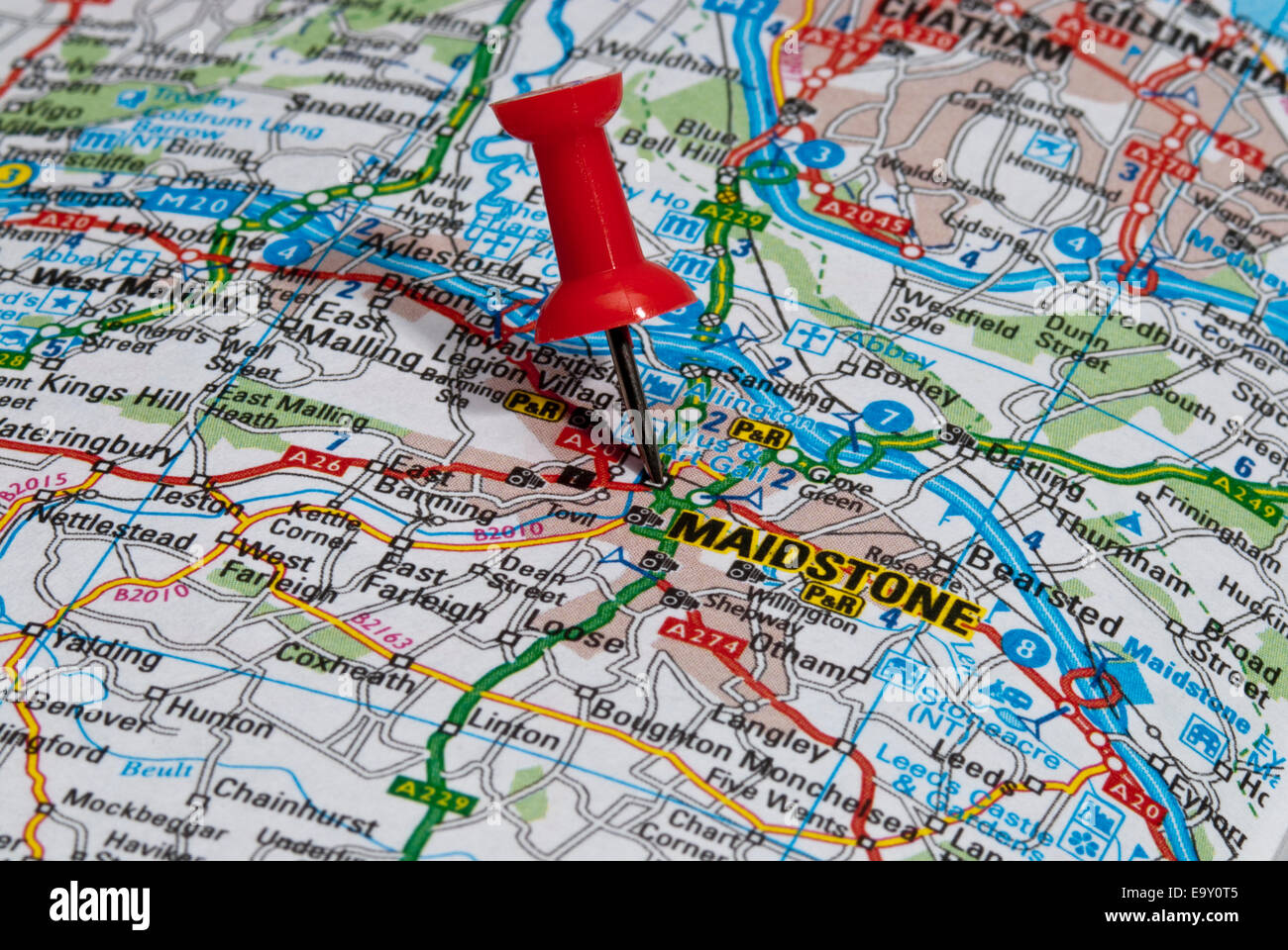 rote Karte Pin im Fahrplan auf der Stadt von Maidstone Stockfoto