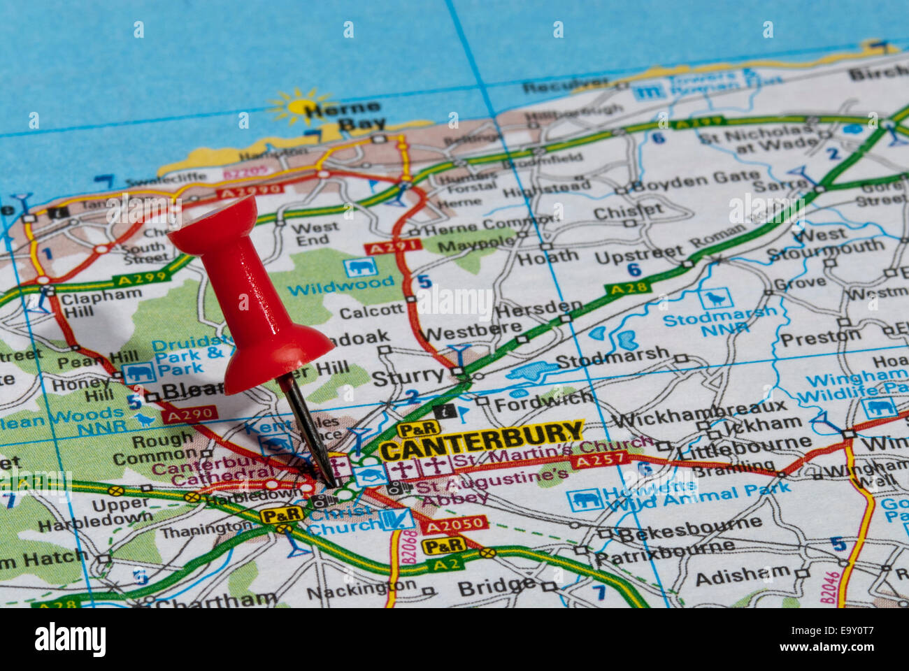 rote Karte Pin im Fahrplan auf der Stadt von Canterbury Stockfoto