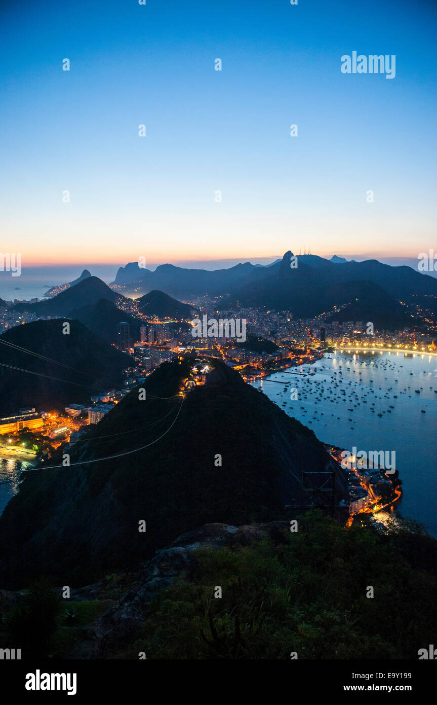 Blick vom Zuckerhut oder Pão de Açúcar bei Sonnenuntergang, Rio De Janeiro, Brasilien Stockfoto