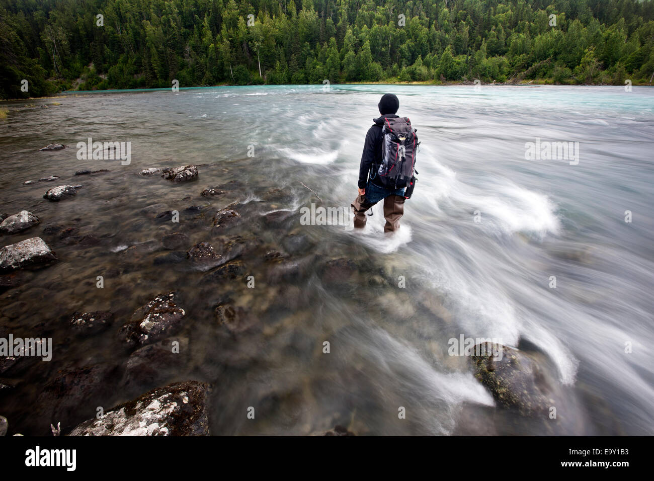 Mann trägt Stiefel Angeln am Ufer der Lowe in der Nähe von Valdez, Alaska, USA Stockfoto