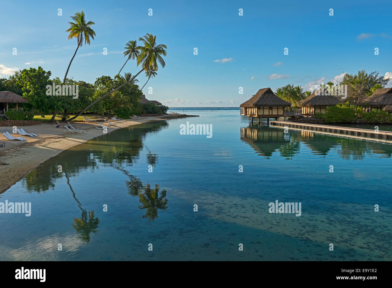 Overwater Bungalows, Abend Atmosphäre, Moorea, Französisch-Polynesien Stockfoto