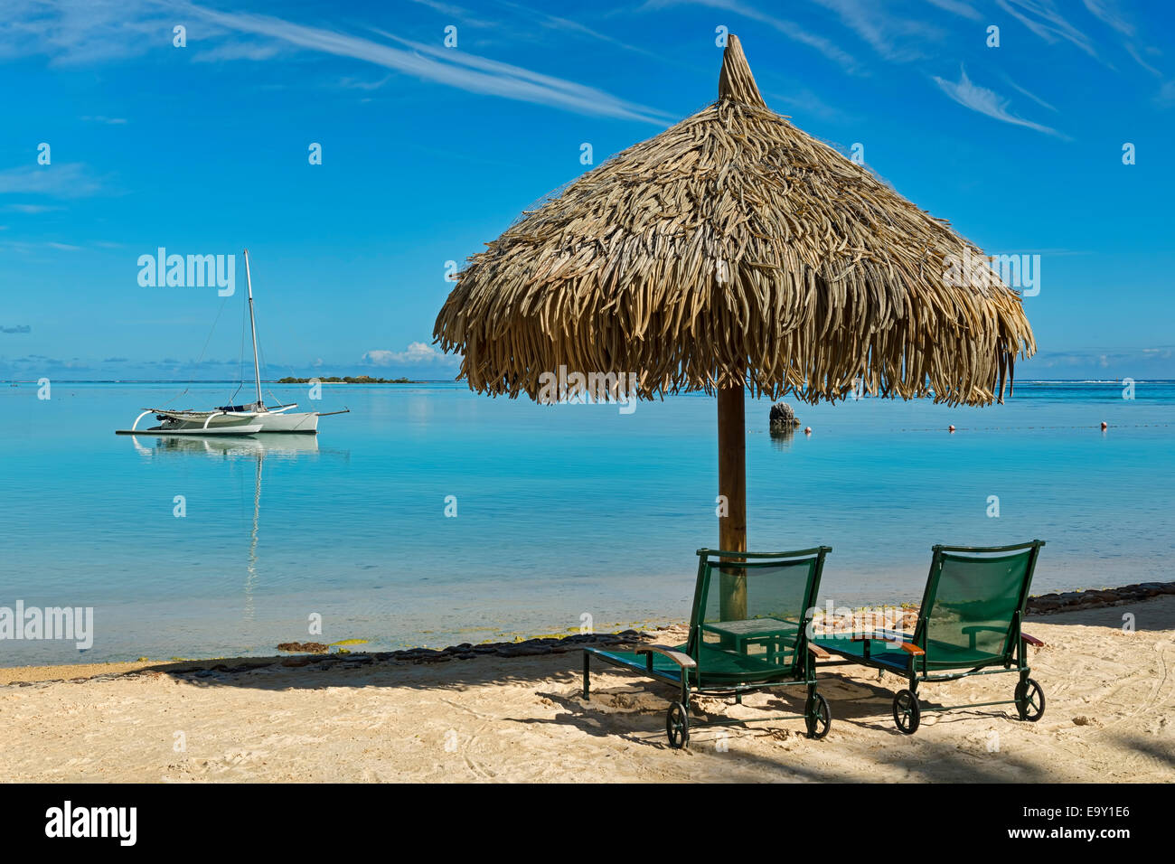 Sonnenschirm und Liegestühle am Strand, Moorea, Französisch Polynesien Stockfoto