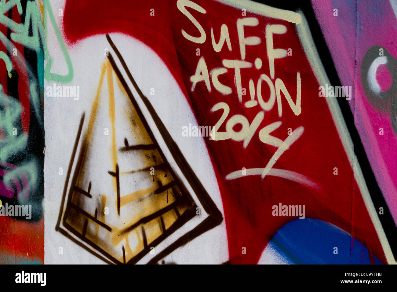 bunte Berlin Wall Graffiti Pyramide Aktion 2014 Stockfoto