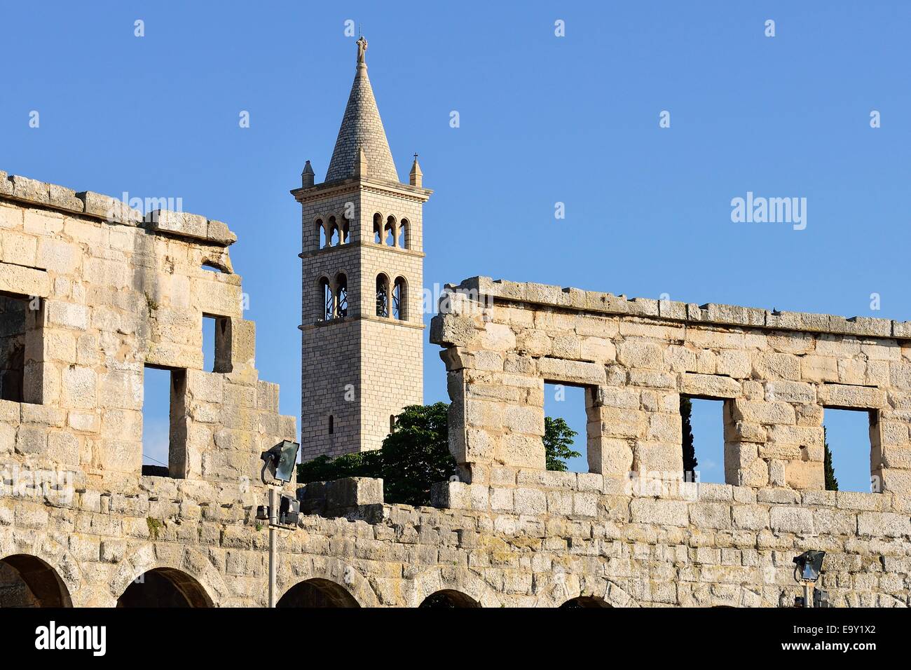 Amphitheater und Bell Turm der St.-Stephani-Kirche, Pula, Istrien, Kroatien, Europa Stockfoto