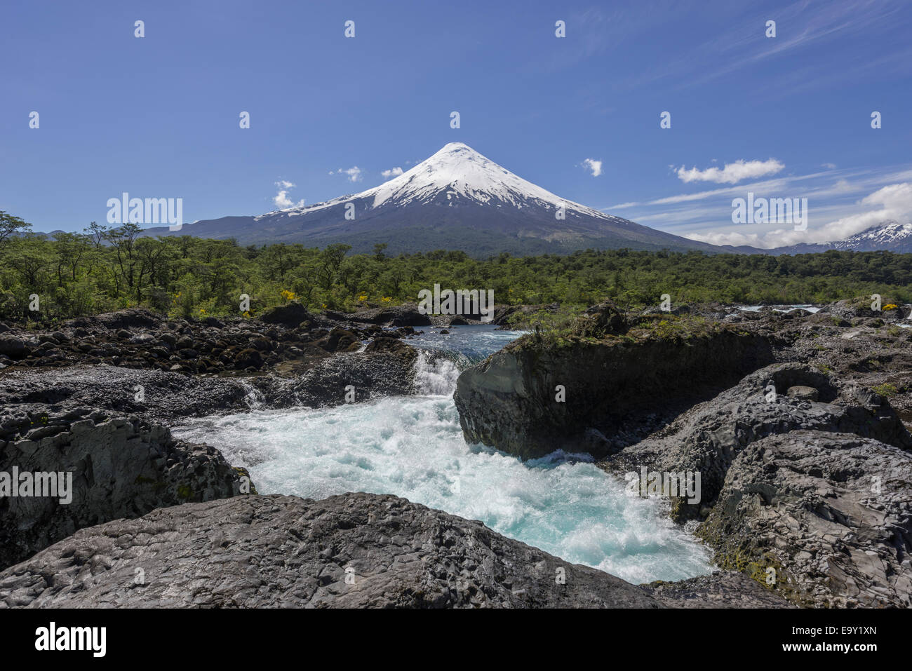 Wasserfall des Rio Petrohué und den Vulkan Osorno, Chile, Puerto Varas, Parc Nacional Vicente Pérez Ros und Seenregion Stockfoto