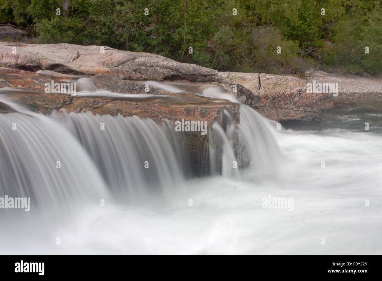 Ein Wasserfall in einem Gebirgsbach Stockfoto