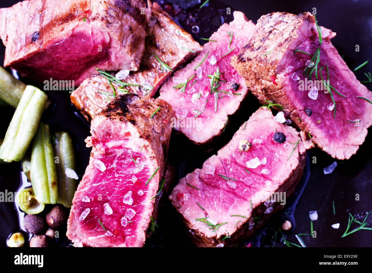 In Scheiben Rindfleischsteak auf einen Teller mit Bohnen Stockfoto