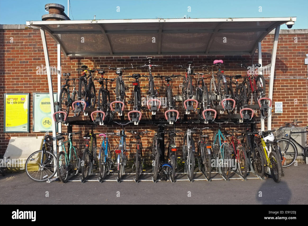 Ein Fahrradständer vor Horsham BR Bahnhof Stockfoto