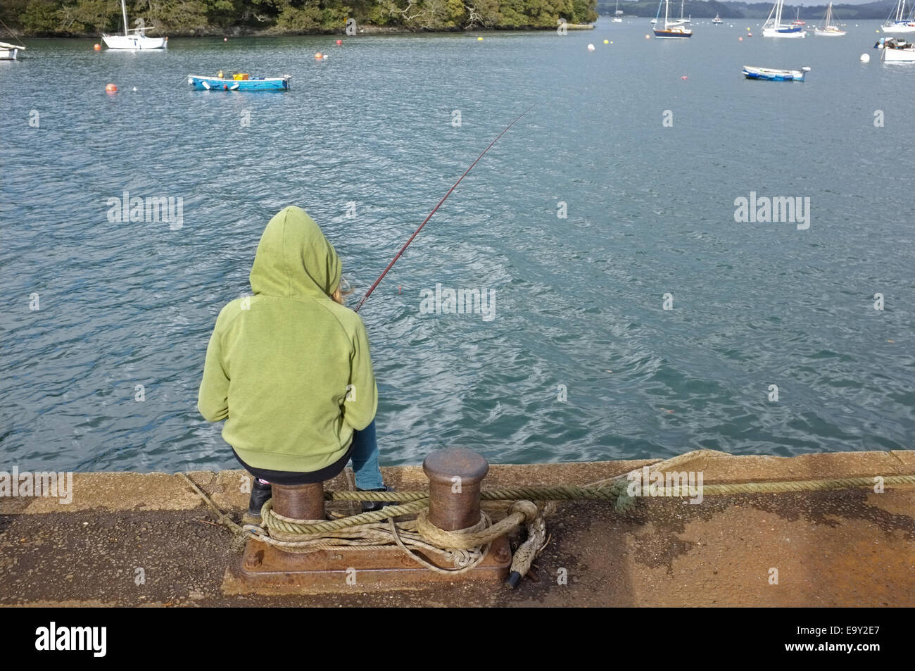 Ein 10 Jahre altes Mädchen Angeln in Cornwall Stockfoto