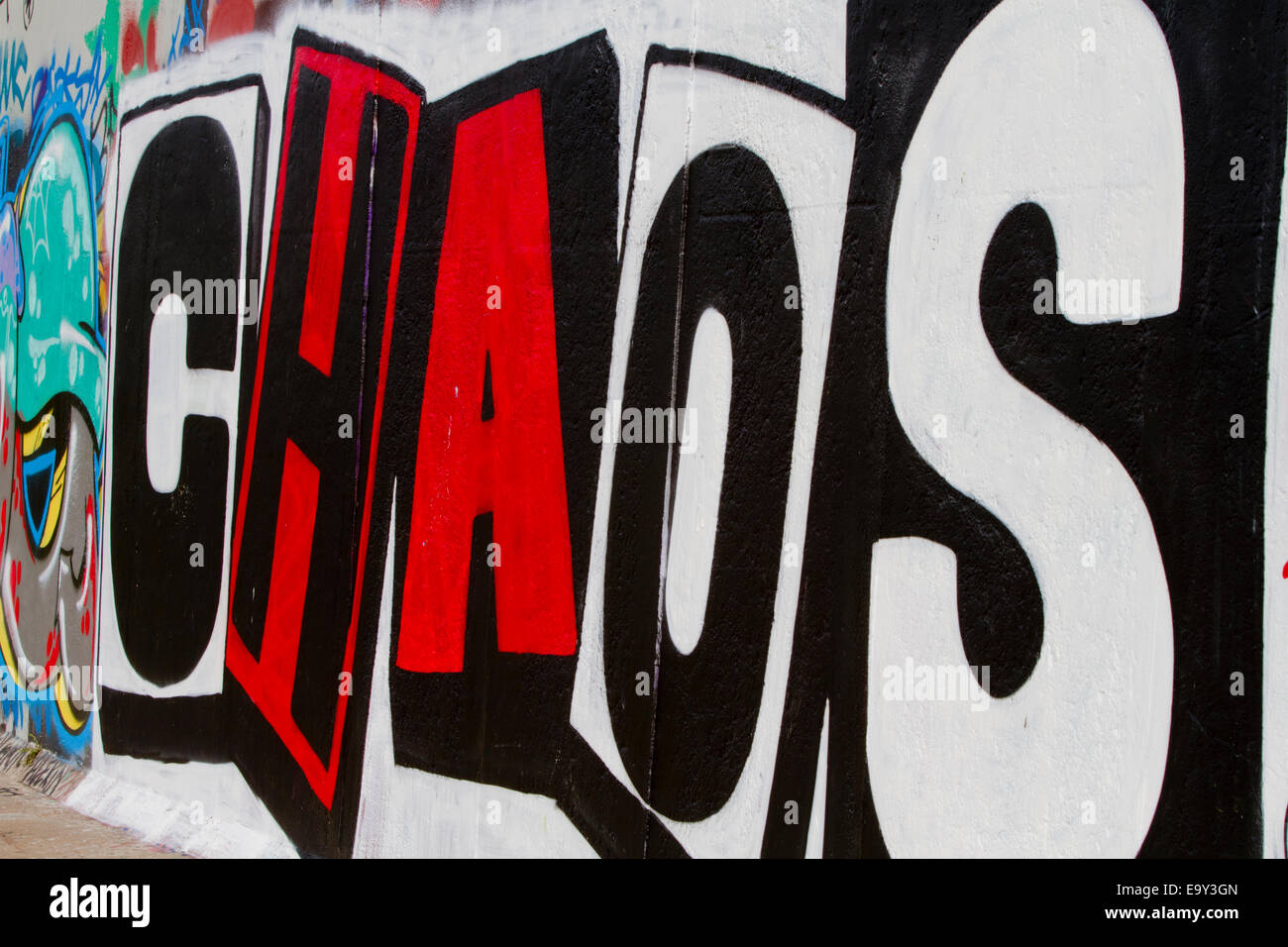 Chaos Berlin Wall Graffiti Druckbuchstaben rot weiß Stockfoto