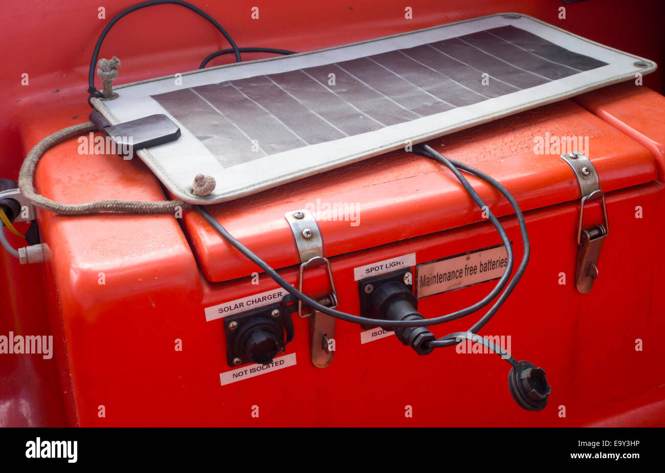 Ladevorgang Rettungsboot mit kleinen Solarpanel auf Greenpeace-Schiff Arctic Sunrise. Stockfoto