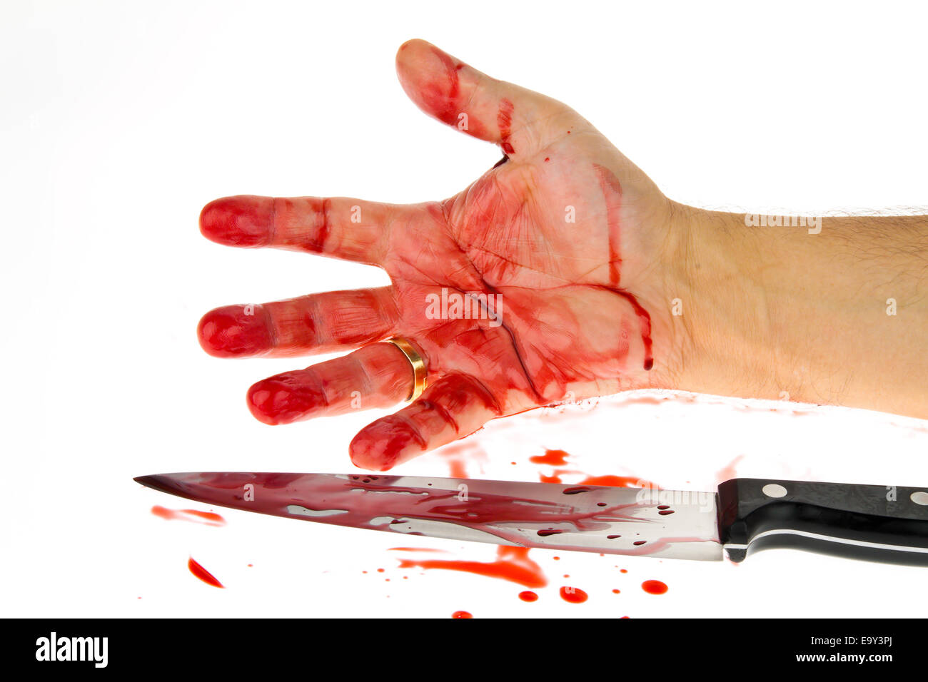 Ein Messer mit Blut beschmiert. Eine Mordwaffe. Symbolisches Bild Kriminalität Stockfoto