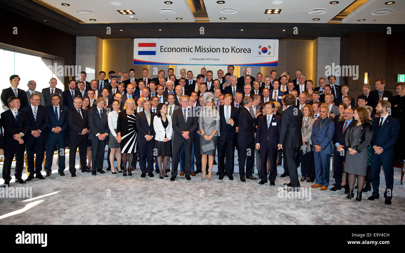 Seoul, Südkorea. 4. November 2014. Niederländischer König Willem-Alexander und Königin Maxima (beide C) bei der Eröffnung eines ökonomischen Seminars im Plaza Hotel in Seoul, Südkorea, 4. November 2014 posiert. Der König und die Königin besuchen Südkorea für einen offiziellen Staatsbesuch 3 und 4 November. Foto: Albert Nieboer / - NO-Draht-SERVICE-/ Dpa/Alamy Live News Stockfoto