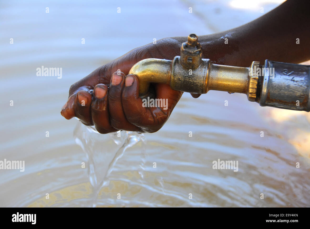Kind-Trinkwasser Stockfoto