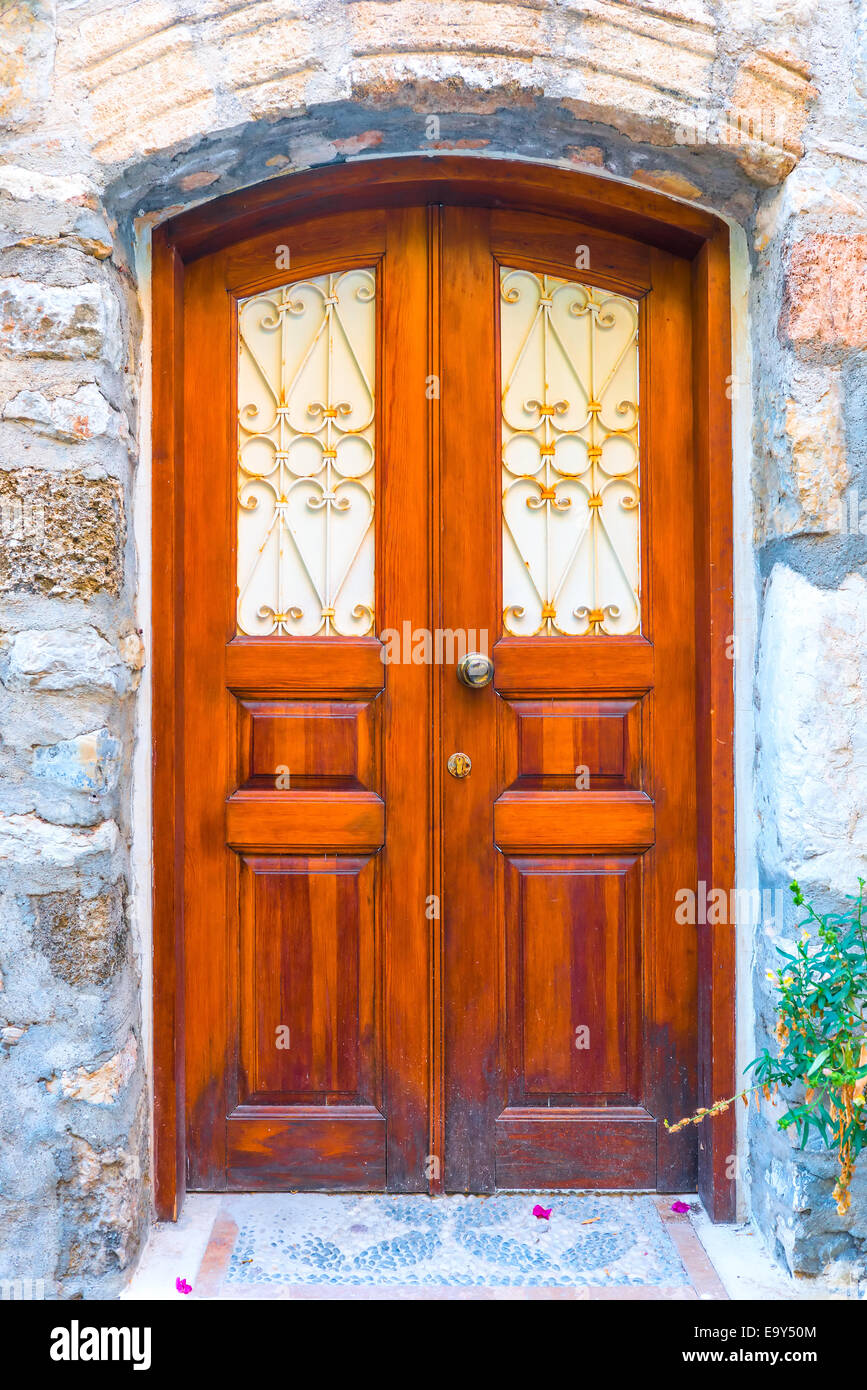 Steinmauern und eine Tür im mittelalterlichen Stil Stockfoto