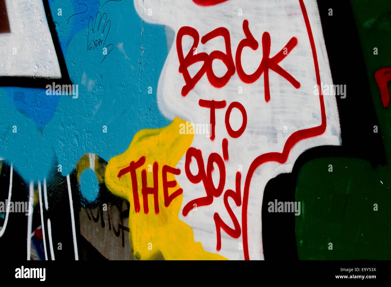 Zurück in die 90er Jahre Farbe Berliner Mauer Graffiti Urban Stockfoto