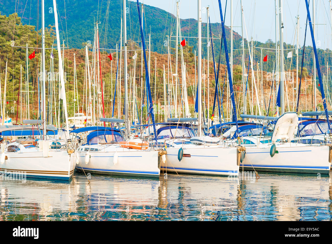 ein großer Parkplatz für Segelschiffe im Hafen der Stadt Stockfoto