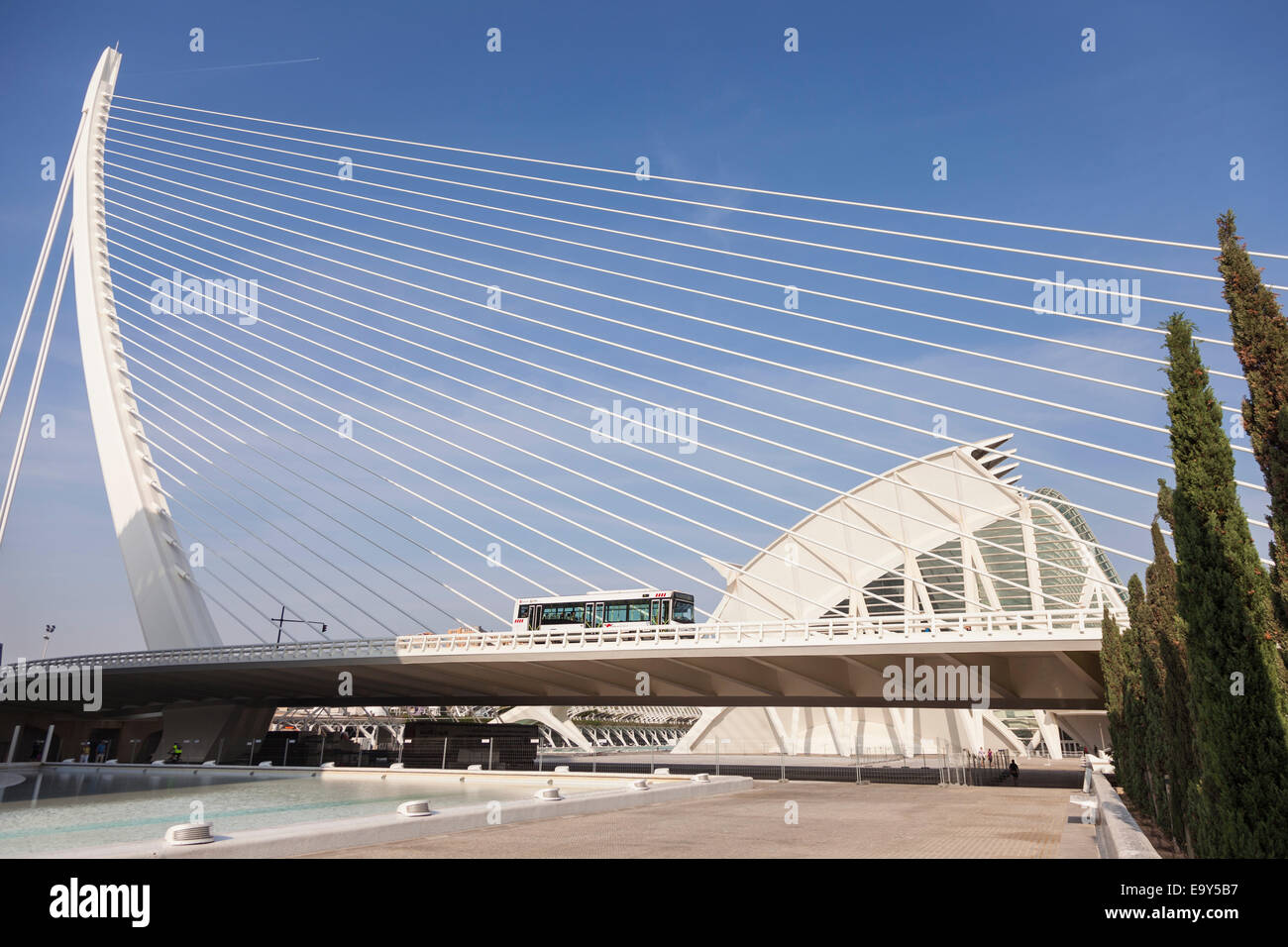 Brücke Pont du Lassut De Lor in der Stadt der Künste und Wissenschaften, Valencia, Spanien. Stockfoto
