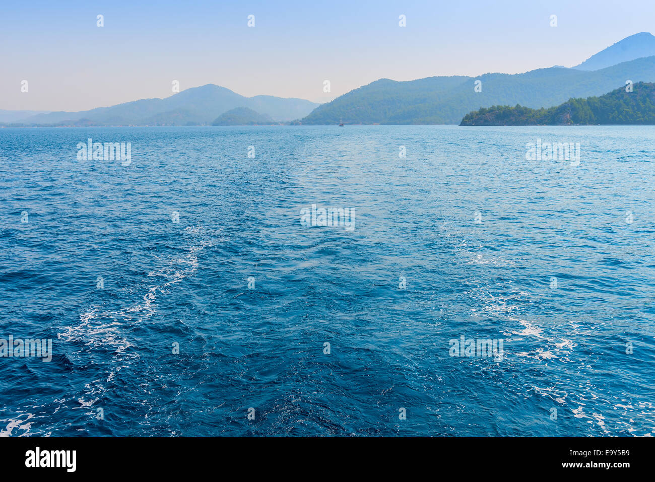 Spur des Schiffes auf dem Wasser Stockfoto