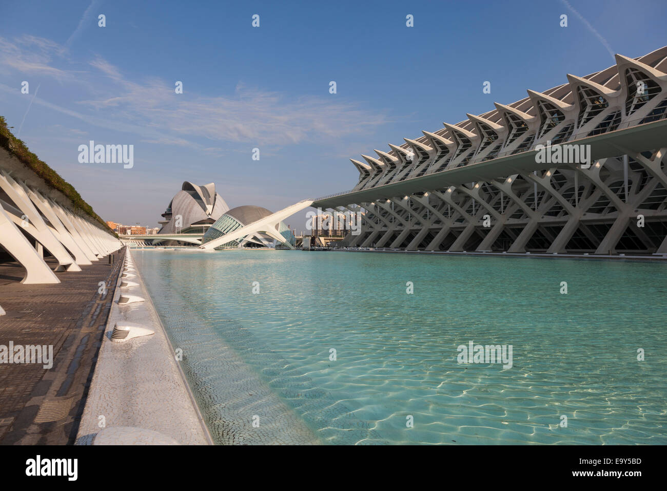 See und Gehweg zwischen das Umbracle und das Museo de Las Ciencias Príncipe Felipe, Stadt der Künste und Wissenschaften, Valencia, Spanien. Stockfoto See und Gehweg zwischen das Umbracle und das Museo de Las Ciencias Príncipe Felipe, Stadt der Künste und Wissenschaften, Valencia, Spanien. Stockfoto