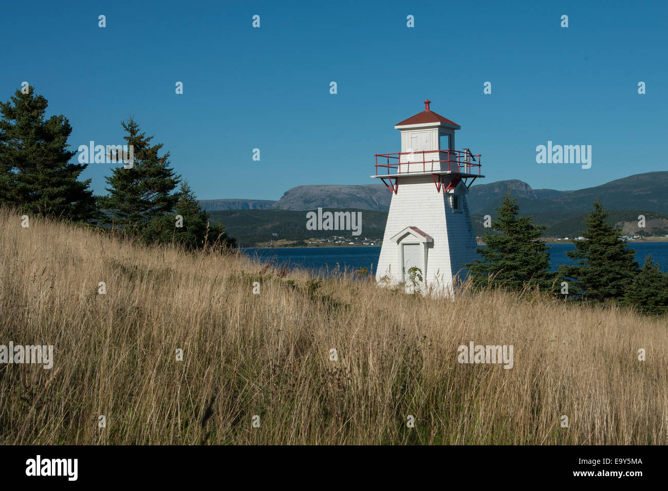 Woody Point Lighthouse an der Küste, südöstlich Brook Falls, Gros Morne National Park, Neufundland und Labrador, Kanada Stockfoto