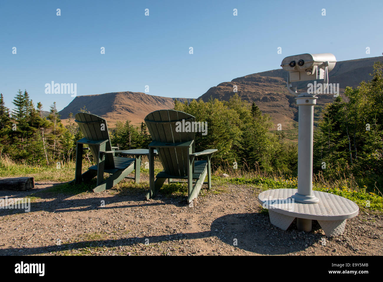 Adirondack Stühle und ein Fernglas im Gros Morne National Park, Neufundland und Labrador, Kanada Stockfoto