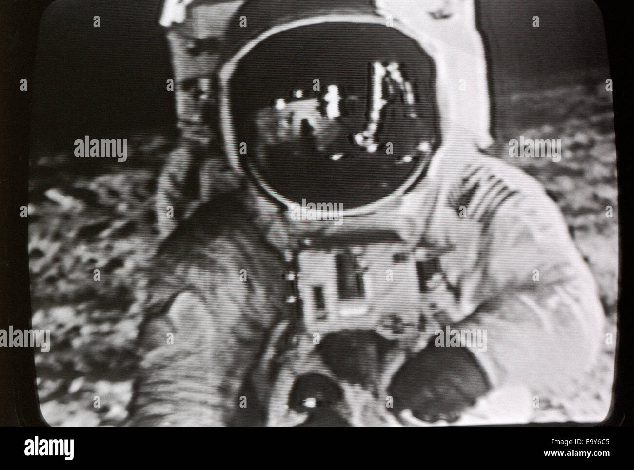 Erste Mondlandung 20. Juli 1969 Astronaut Neil Armstrong fotografiert in Echtzeit auf TV in Los Angeles California KATHY DEWITT Stockfoto