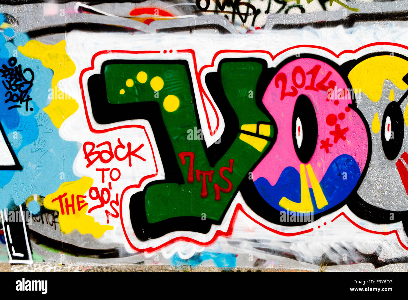zurück in die 90er Jahre Farbe Berliner Mauer Graffiti Urban Stockfoto