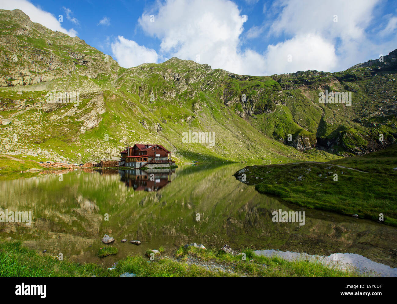 Gletschersee in Carpathian Mountains-Rumänien Stockfoto