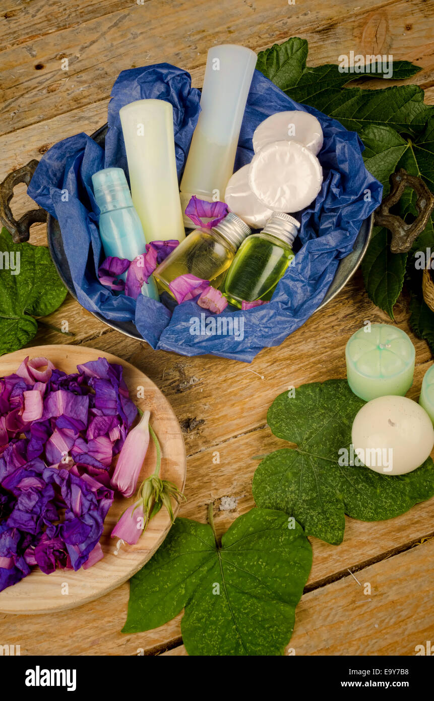 Sortierter Naturkosmetik in einem Korb Stockfoto