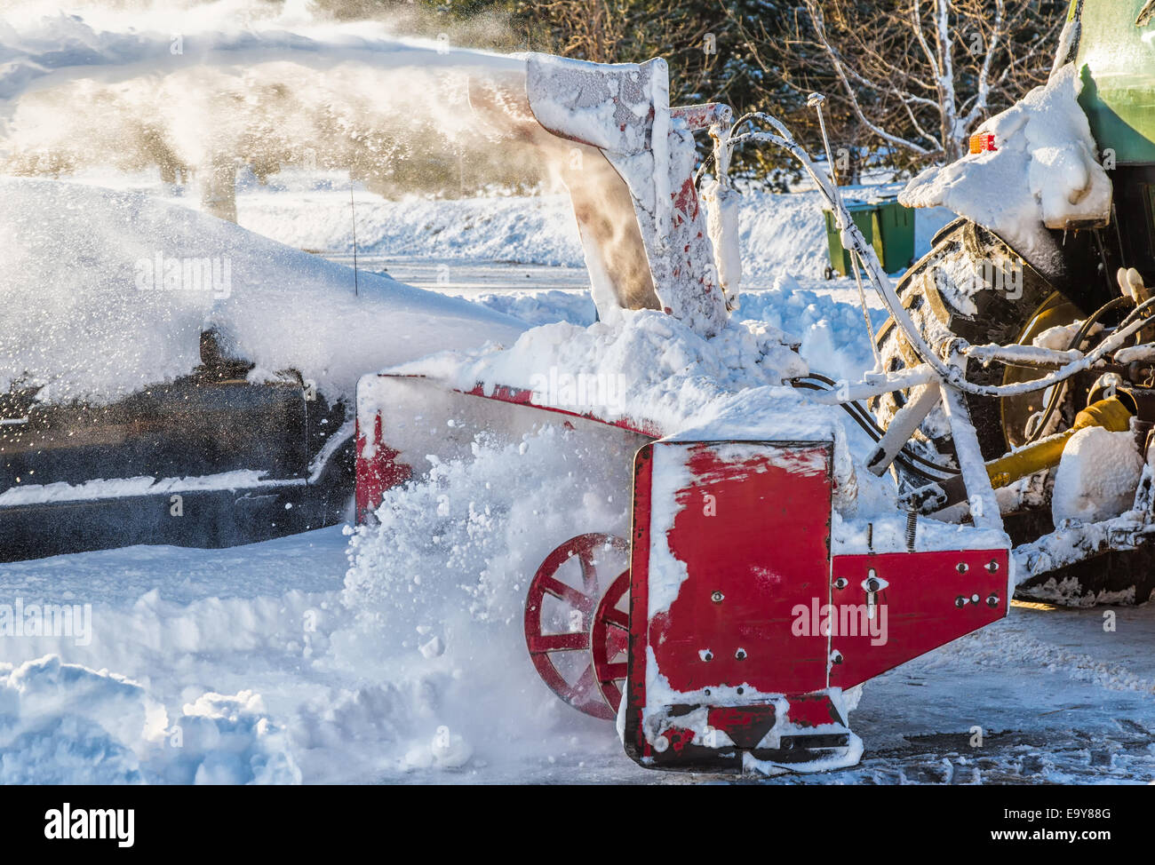 Schneefräse und Traktor eine private Auffahrt ausblasen. Stockfoto