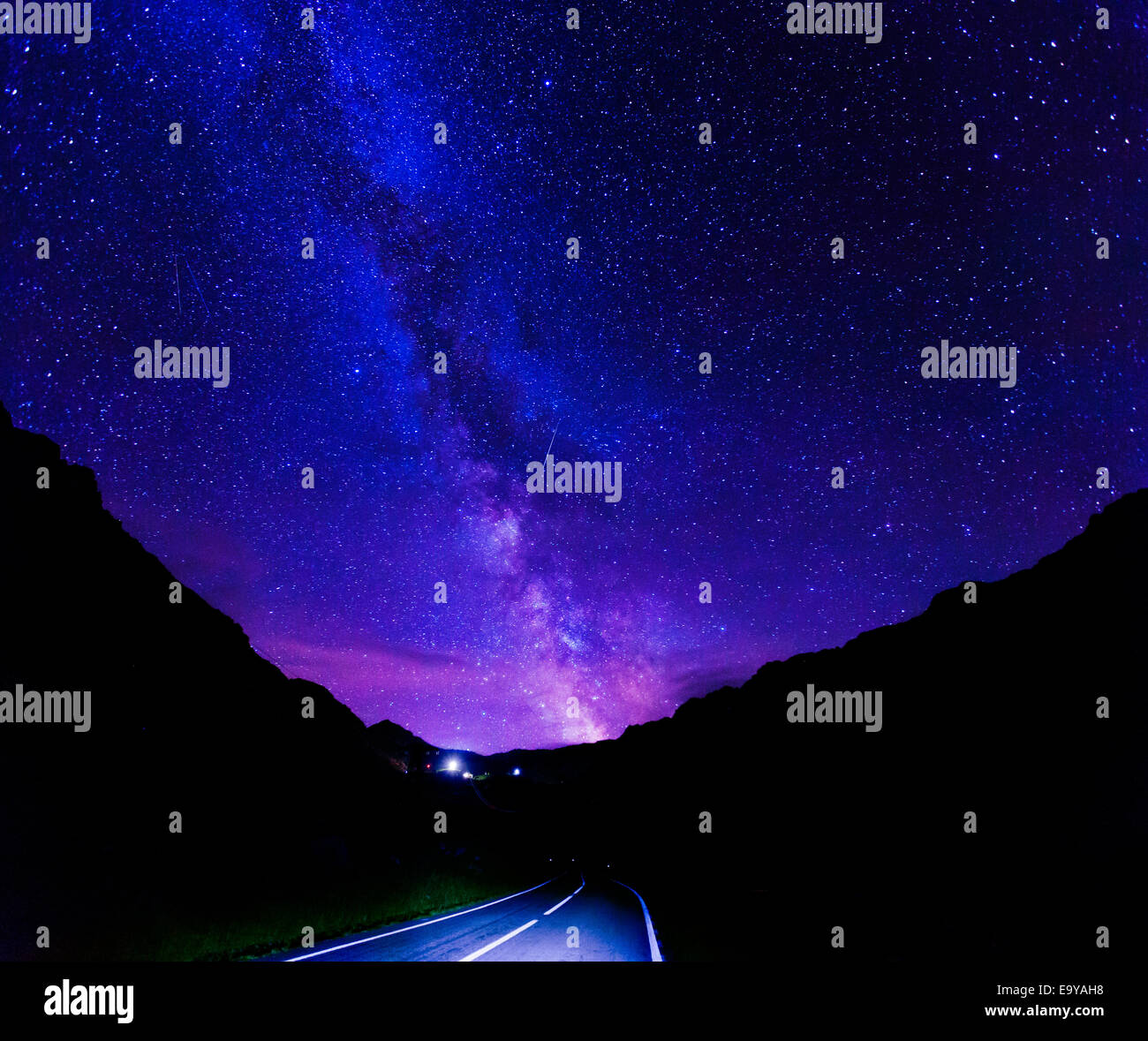 Der Weg zu den Sternen-Transfagarasan-Straße unter der Milchstraße Stockfoto