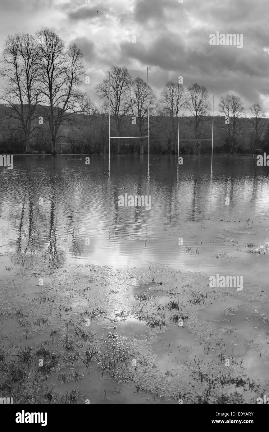 Überfluteten Rugby Stellplätze in Chippenham Wiese, Monmouth, South Wales. Stockfoto