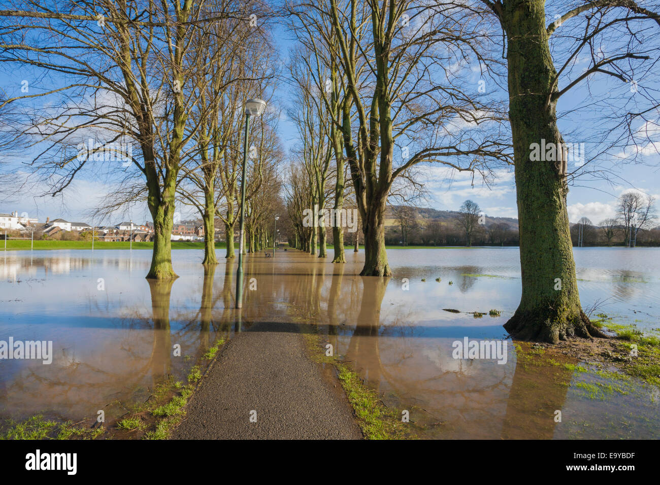 Überfluteten Fußweg über das Spielgelände in Monmouth, South Wales. Stockfoto