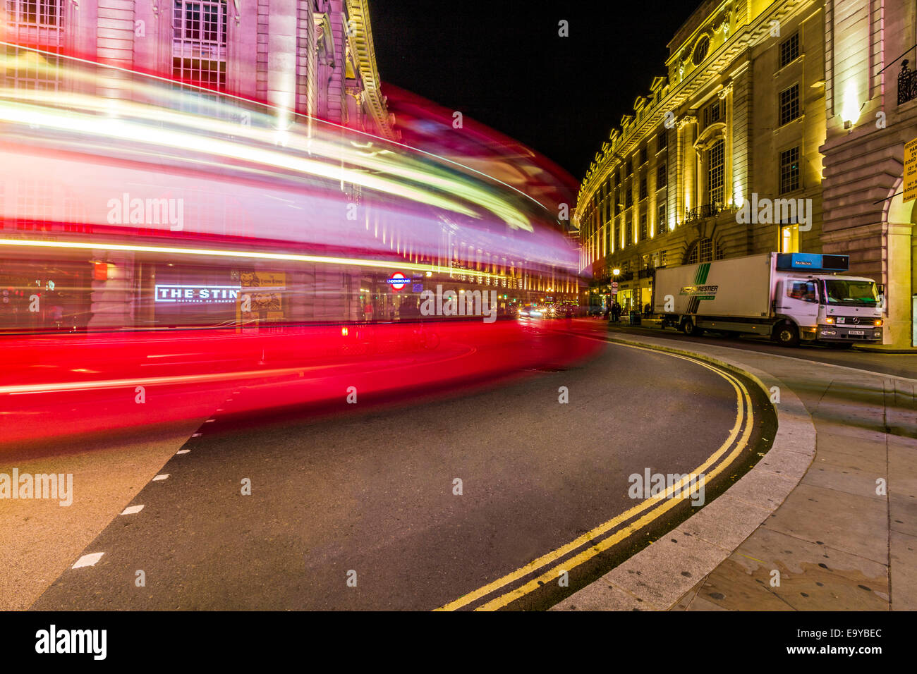 Piccadilly Circus, London, in der Nacht. Stockfoto