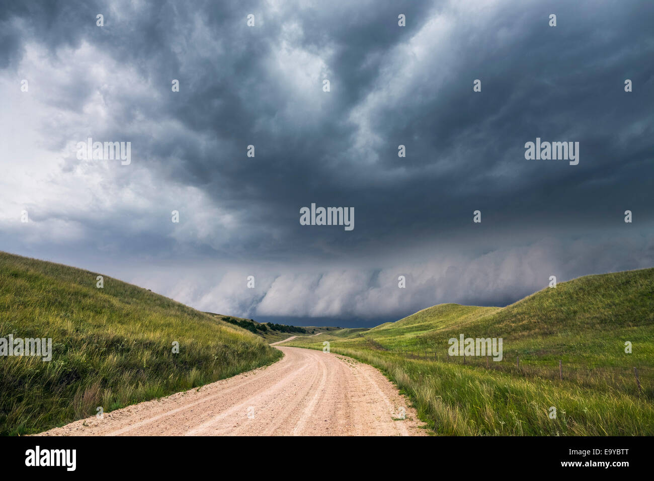 Ein sehr heftiger Sturm bewegt sich über die Sandhügel nördlich von Thedford Nebraska. Stockfoto