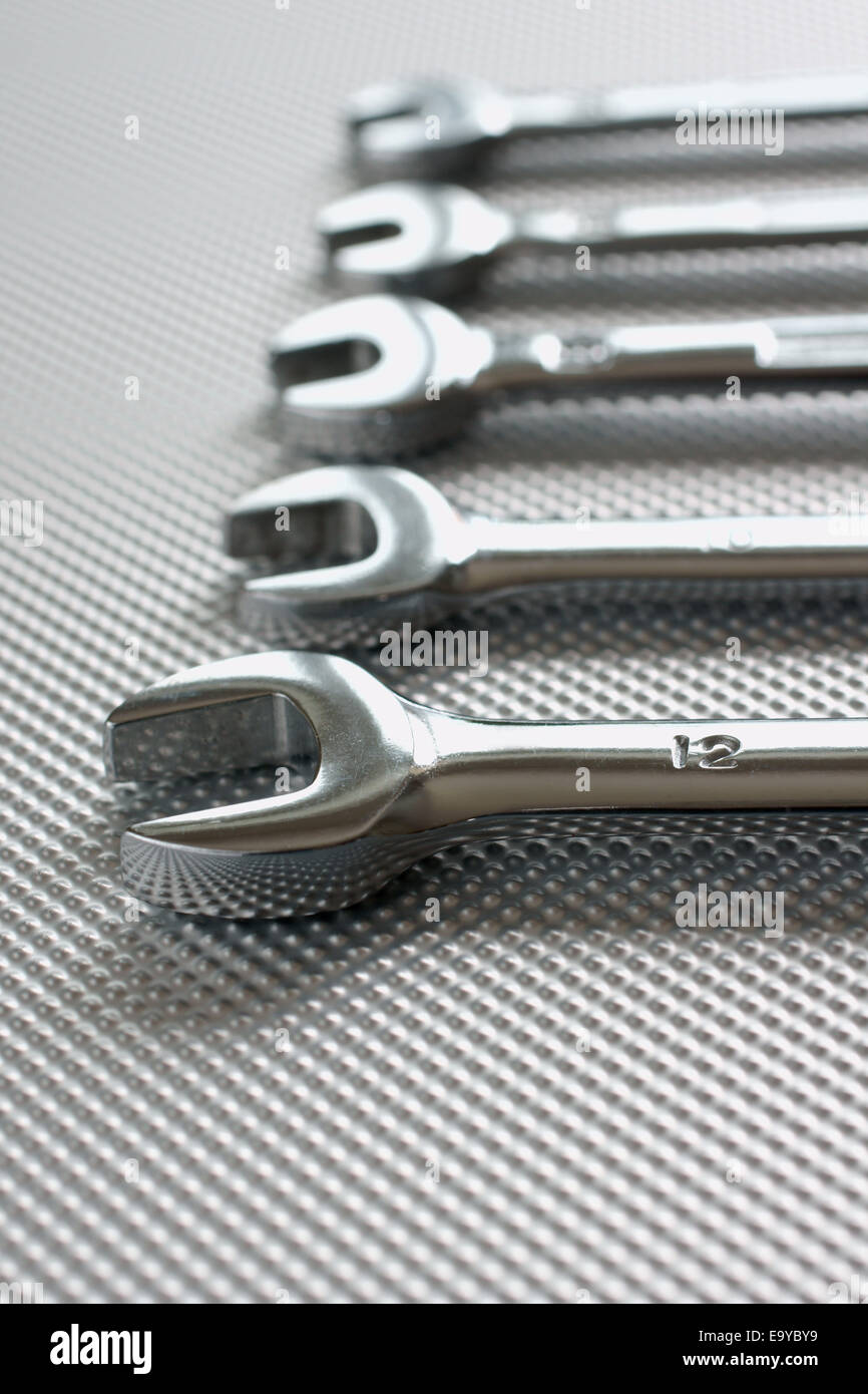 Schraubenschlüssel oder Schraubenschlüssel mit selektiven Fokus auf nächste Werkzeug Stockfoto
