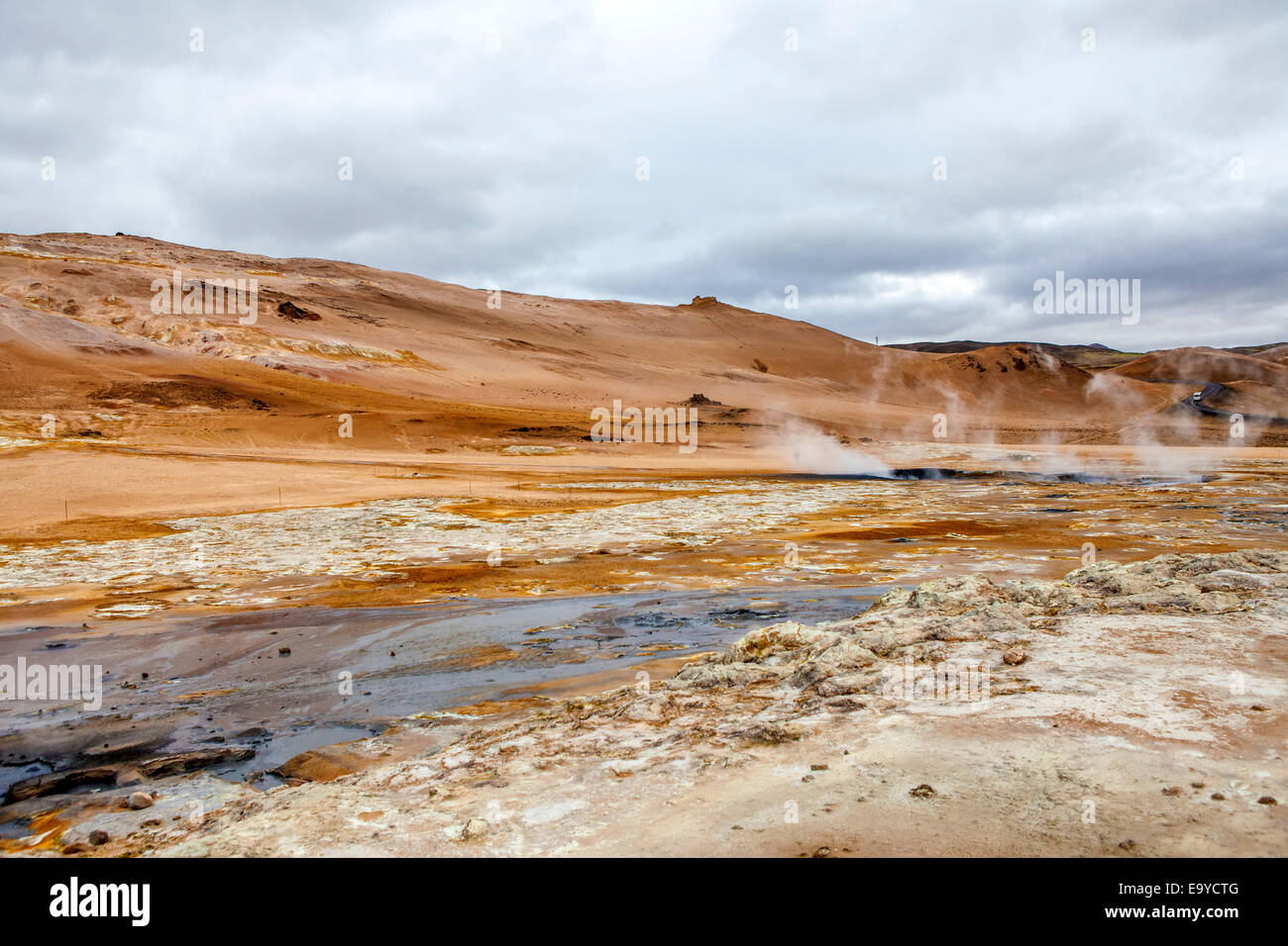 Geothermische Region Hverir in Island in der Nähe von Myvatn See mit Fumarolen Entlüftung unter Druck stehende Gase, Schwefelquellen und heiße boili Stockfoto