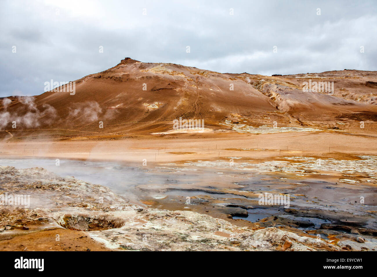 Geothermische Region Hverir in Island in der Nähe von Myvatn See mit Fumarolen Entlüftung unter Druck stehende Gase, Schwefelquellen und heiße boili Stockfoto