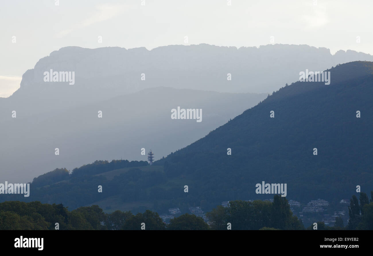 Berge in den Morgen. Annecy, Frankreich. Stockfoto