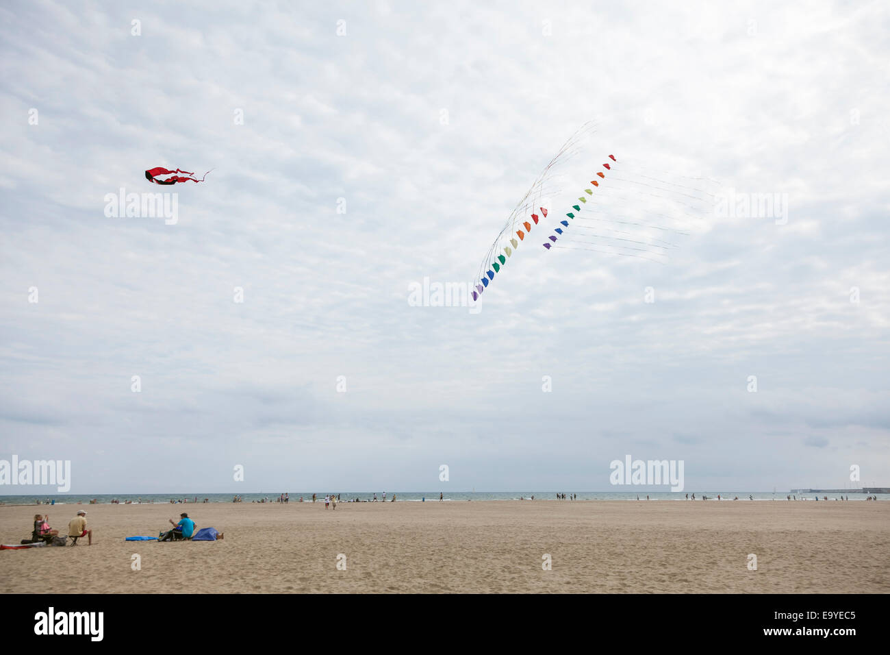 Drachenfliegen vom Strand in Valencia, Spanien. Stockfoto